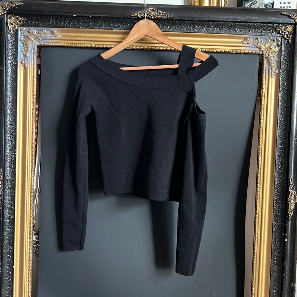 H:ours Black exposed shoulder stretchy knit top/ Size M